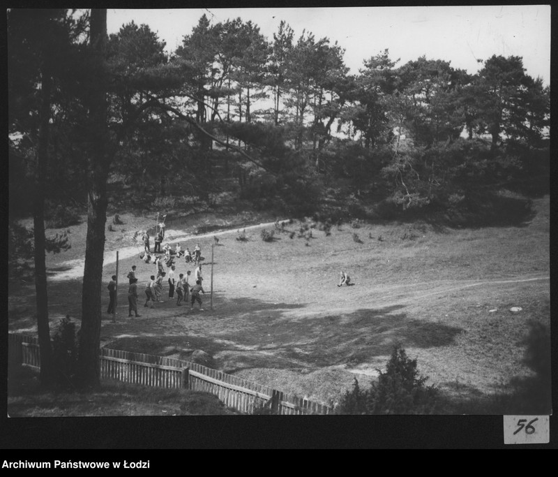 Obraz 2 z jednostki "[Uczniowie grający w piłkę na polanie leśnej]"