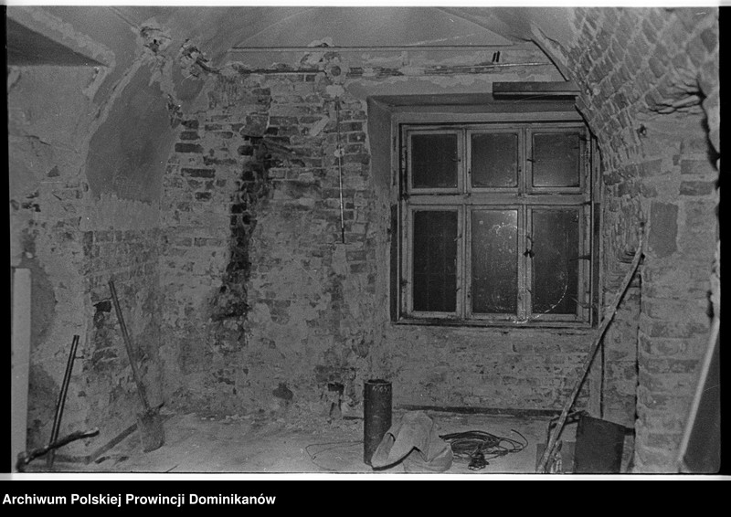 image.from.unit.number "Kraków, klasztor Ojców Dominikanów, obecna siłownia studentatu; obecne pomieszczenie gospodarcze na parterze północnego ramienia III wirydarza („slumsy” nr 11); podwórze przykuchenne; podwórze przy furcie. Kraków, kamienica przy ul. Stolarskiej 6, cela zakonna „slumsy” nr 13"