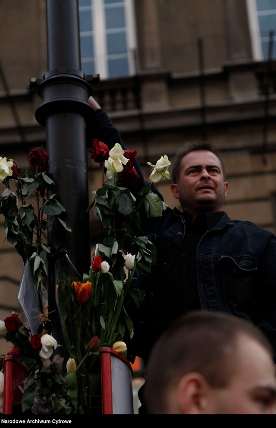 Obraz 14 z jednostki "Drugi dzień żałoby narodowej w Warszawie po katastrofie lotniczej w Smoleńsku"