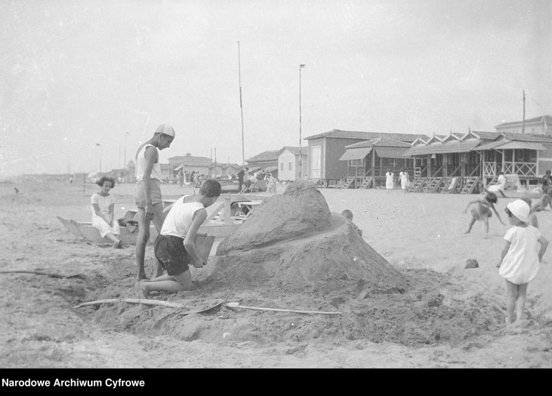 Obraz 13 z jednostki "Wypoczynek rodziny Lis-Olszewskich na plaży w Viareggio"