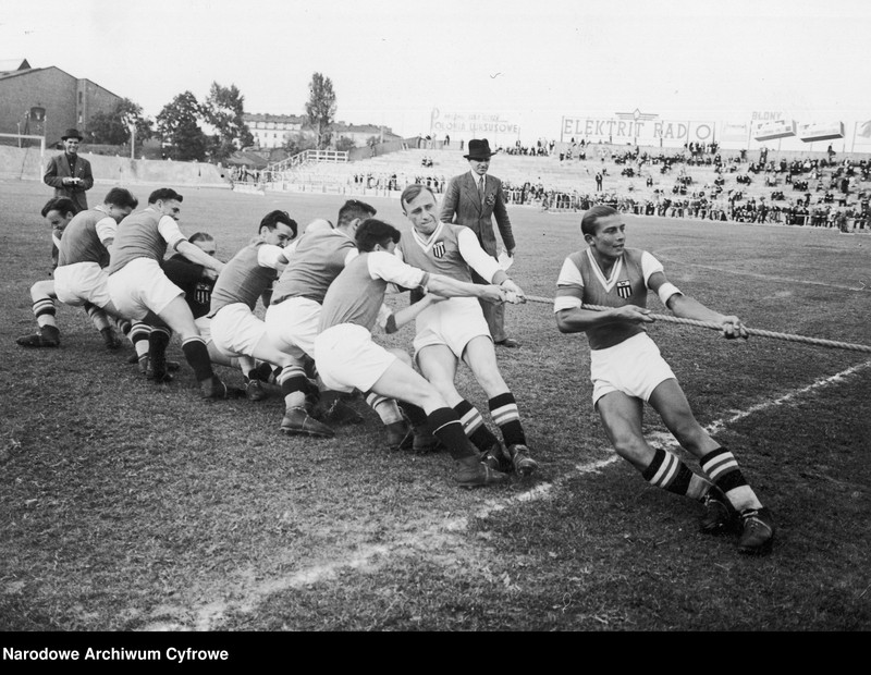 image.from.unit.number "Wielka rewia asów sportu zorganizowana przez Związek Dziennikarzy Sportowych na rzecz Funduszu Obrony Narodowej Zdzisław Nowak"