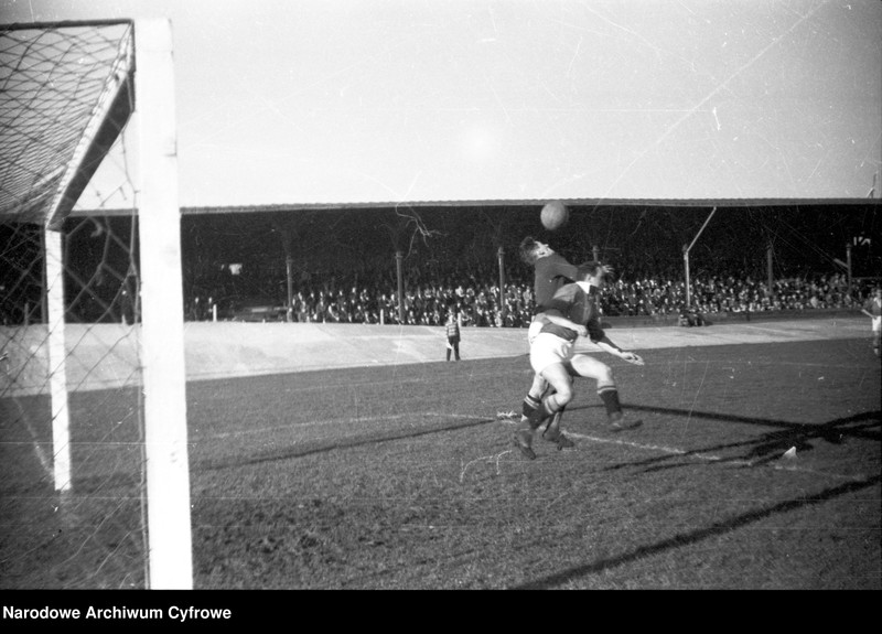 image.from.unit.number "Mecz piłki nożnej TS Wisła Kraków - Chelsea FC na stadionie Wisły Kraków rozegrany z okazji 30-lecia Towarzystwa Sportowego Wisła Kraków"