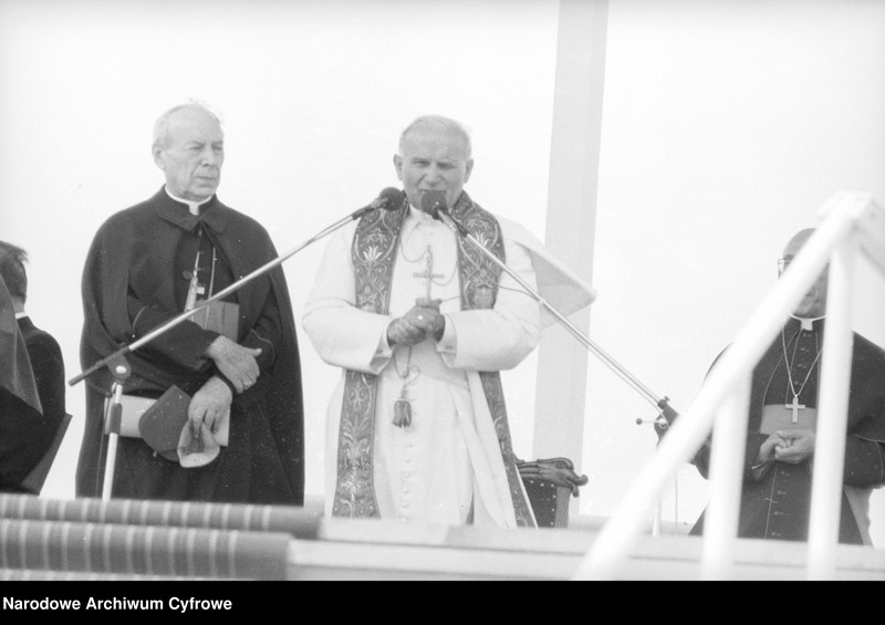 image.from.unit.number "Spotkanie papieża Jana Pawła II z wiernymi w Gębarzewie pod Gnieznem podczas I pielgrzymki do Polski"