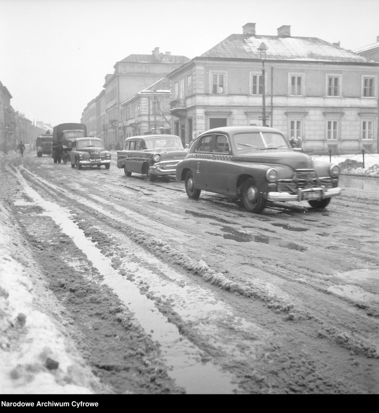 Obraz z jednostki "Samochody osobowe na ulicy Nowy Świat w Warszawie"