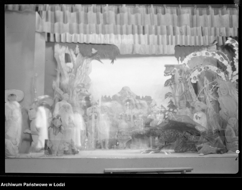 Obraz 2 z jednostki "[Fragment przedstawienia szkolnego - scena leśna]"