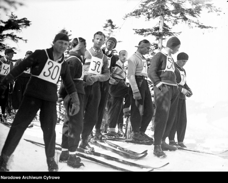 Narciarze przed zawodami.