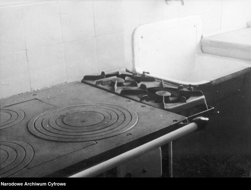 image.from.unit.number "Wystawa zorganizowana przez Spółdzielnię Mieszkaniową w Warszawie, której celem było pokazanie urządzonego estetycznie i ekonomicznie małego mieszkania"