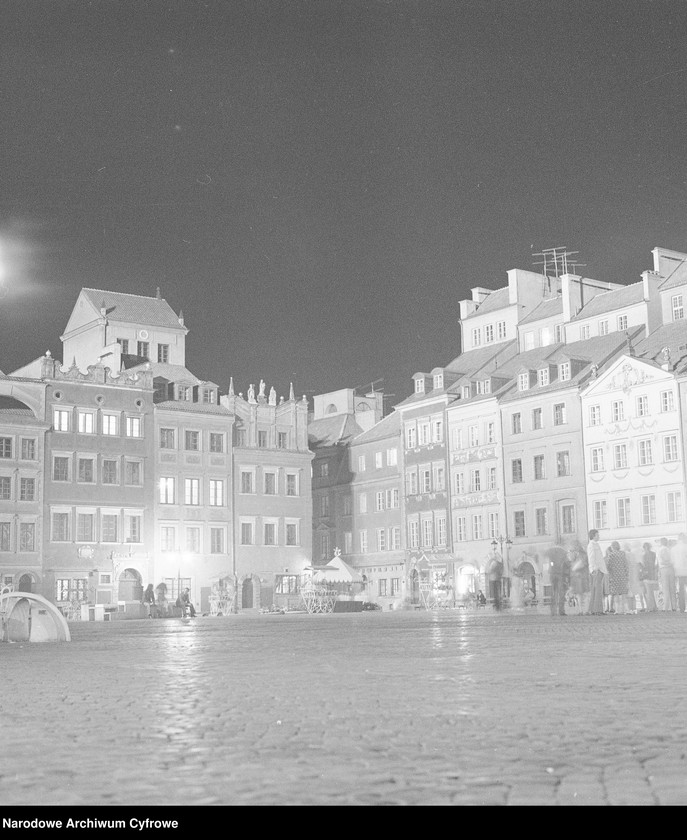 image.from.unit.number "Stare Miasto w Warszawie nocą"