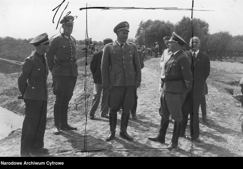 image.from.unit.number "Dr Ludwig Fischer - gubernator dystryktu warszawskiego wizytuje prace odwadniajace na rzece Wildze"