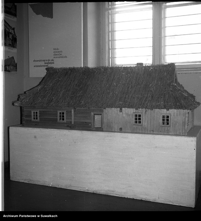 image.from.unit.number "Wystawa etnograficzna w Muzeum Ziemi Suwalskiej w Suwałkach."