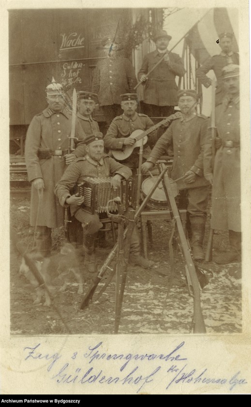 image.from.unit.number "Warta przy wagonie pociągu wojskowego w Złotnikach Kujawskich"