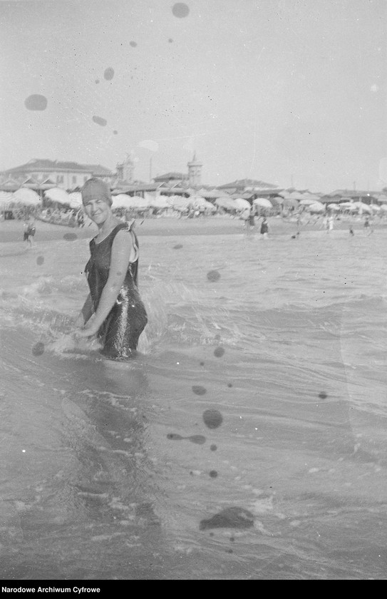 Obraz 6 z jednostki "Wypoczynek rodziny Lis-Olszewskich na plaży w Viareggio"