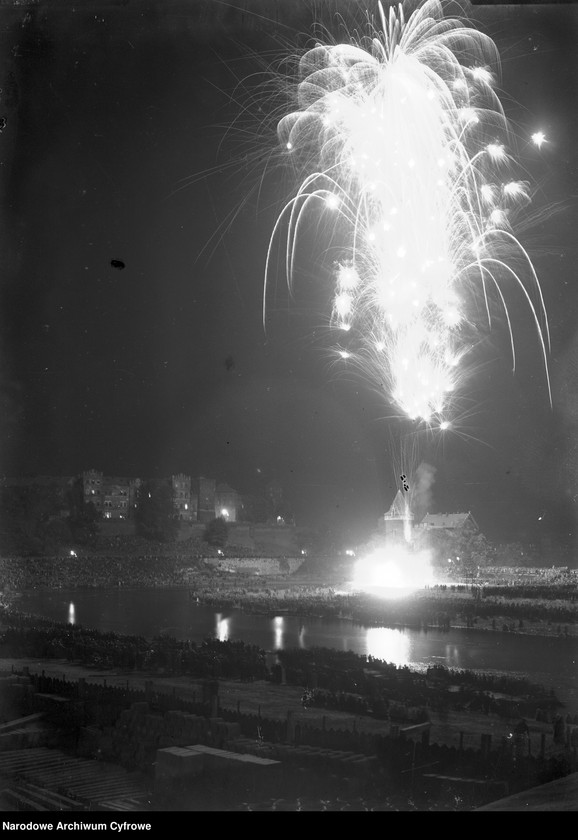 image.from.unit.number "Wianki w Krakowie na Wiśle pod Wawelem"