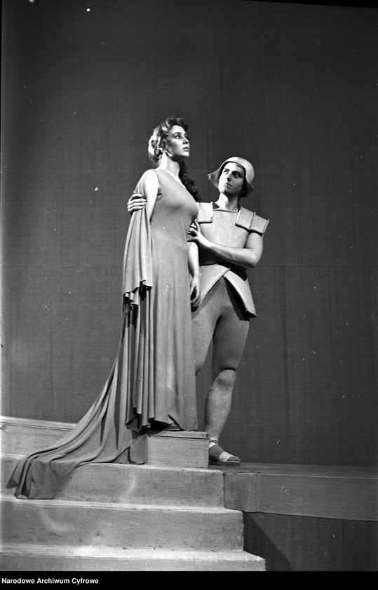 image.from.unit.number "Warszawa. Teatr Młodej Warszawy - sztuka "Ifigenia (Wiatr za dziewczynę)""