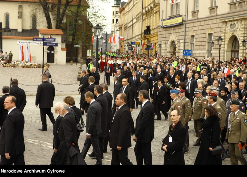 Obiekt Kondukt żałobny. Widoczni m.in.: premier RP Donald Tusk (4. z lewej), p.o. Dowódcy Wojsk Specjalnych gen. bryg. Marek Olbrycht (1. z prawej w zielonym berecie), p.o. Dowódcy Wojsk Lądowych gen. dyw. Edward Gruszka (2. z prawej w czerwonym berecie), szef Inspektoratu Wsparcia Sił Zbrojnych gen. dyw. Zbigniew Tłok-Kosowski (3. z prawej w głębi, w rogatywce), Polski Przedstawiciel przy Komitetach Wojskowych NATO i UE gen. broni Mieczysław Bieniek (4. z prawej w głębi w czerwonym berecie, siwy), dowódca 2. Korpusu Zmechanizowanego w Krakowie gen. dyw. Zbigniew Głowienka, doradca marszałka Sejmu Waldemar Strzałkowski, Julia Tymoszenko, europoseł Paweł Kowal, Adam Lipiński. z jednostki Pogrzeb prezydenta Polski Lecha Kaczyńskiego i jego żony Marii Kaczyńskiej w Krakowie