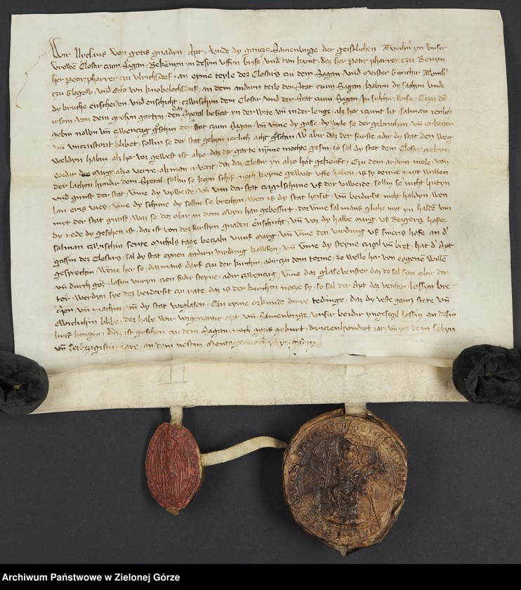 image.from.unit "Mikołaj, opat Zakonu Kanoników Regularnych w Żaganiu stwierdza, że przedstawiciele klasztoru i reprezentanci miasta zawarli układ według którego szpital św. Ducha za duży ogród zapłaci miastu 29 groszy rocznie oraz po 8 groszy na utrzymanie drogi."