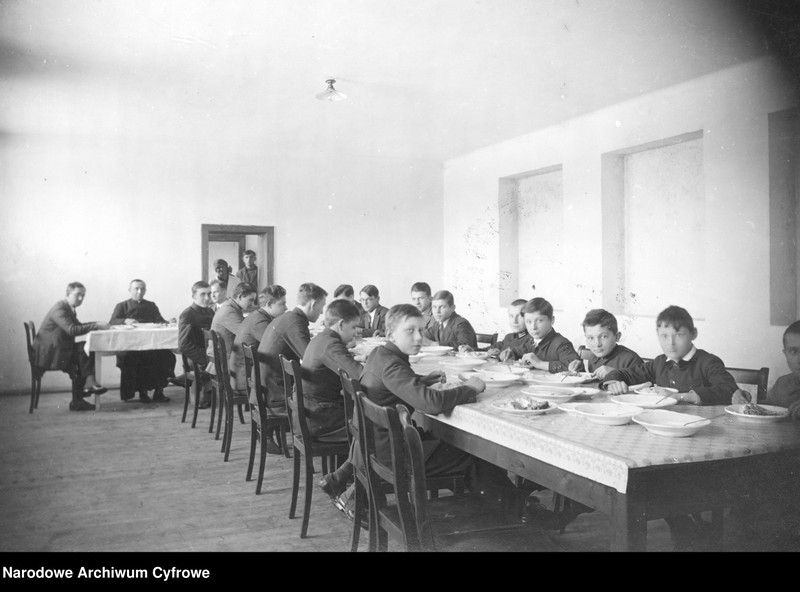 Uczniowie podczas posiłku.