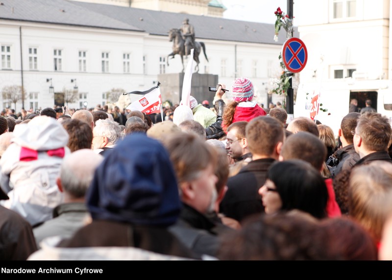 Obraz 18 z jednostki "Drugi dzień żałoby narodowej w Warszawie po katastrofie lotniczej w Smoleńsku"