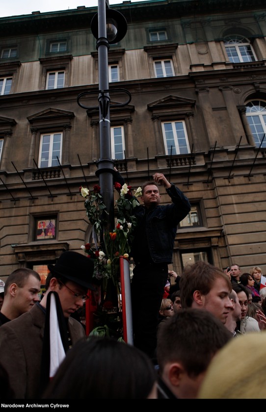 Obraz 13 z jednostki "Drugi dzień żałoby narodowej w Warszawie po katastrofie lotniczej w Smoleńsku"