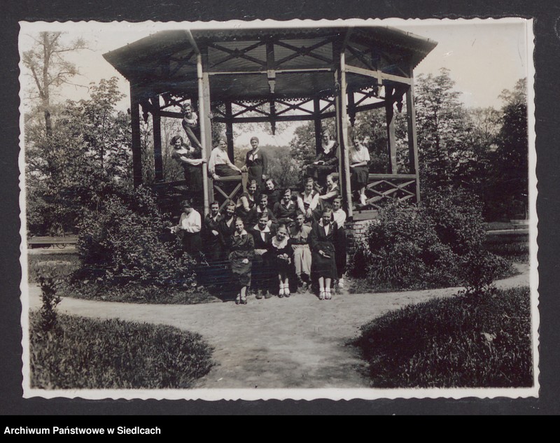 image.from.unit.number "Album z fotografiami podarowany przez uczennice Państwowego Gimnazjum Żeńskiego im. Królowej Jadwigi w Siedlcach wychowawczyni pani Janinie Milulskiej na zakończenie 8-klasowego gimnazjum w dniu 24.06.1934 r."