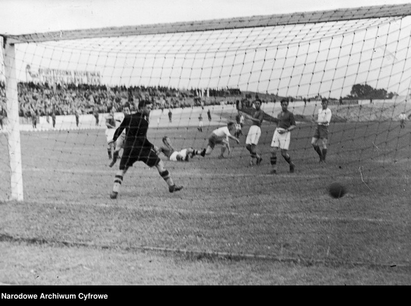 image.from.unit.number "Mecz piłki nożnej reprezentacja Polski - klub sportowy Hungaria w Warszawie"