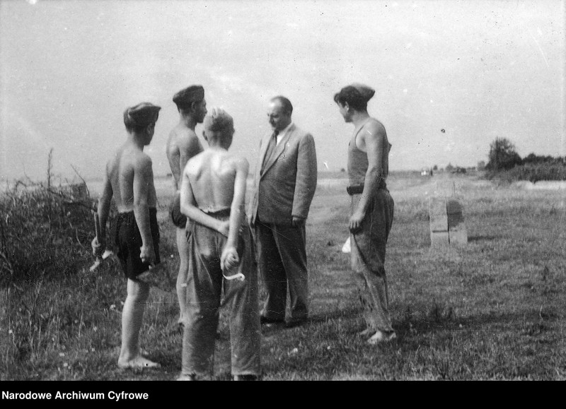 image.from.unit.number "Prace przy budowie budynków wiejskich w ramach Powszechnej Organizacji Służba Polsce"