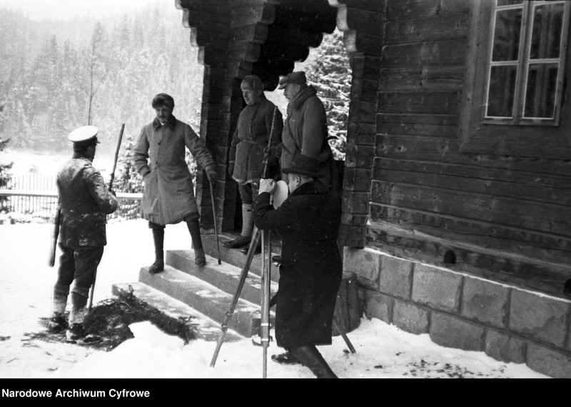 image.from.unit.number "Polowanie na niedźwiedzie w nadleśnictwie Sołotwina, w lasach należących do hrabiego Adama Zdzisława Zamoyskiego"