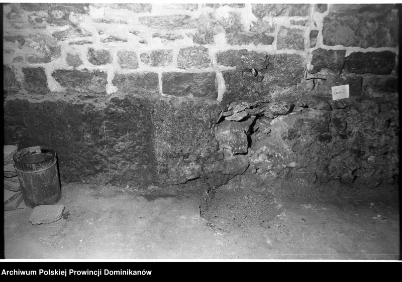image.from.unit.number "Kraków, klasztor Ojców Dominikanów, krypta pod refektarzem oraz schody przy korytarzu na parterze północnego skrzydła III wirydarza prowadzące do przedsionka ciemnego korytarzyka na I piętrze"