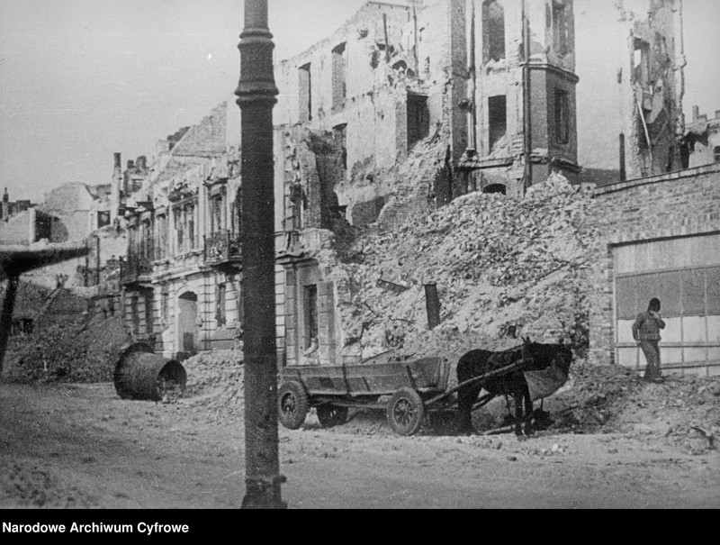 Obraz 12 z kolekcji "Warszawskie powroty - nowe życie wśród ruin111"