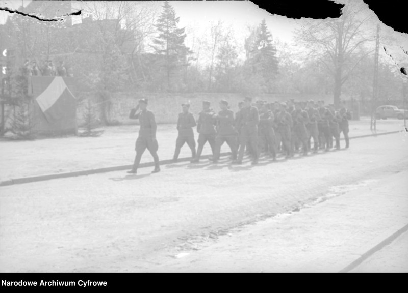 Obraz 1 z kolekcji "Defilada 9 maja 1945 batalion fizylierów 1 BPanc. Al. Hallera, Gdańsk111"
