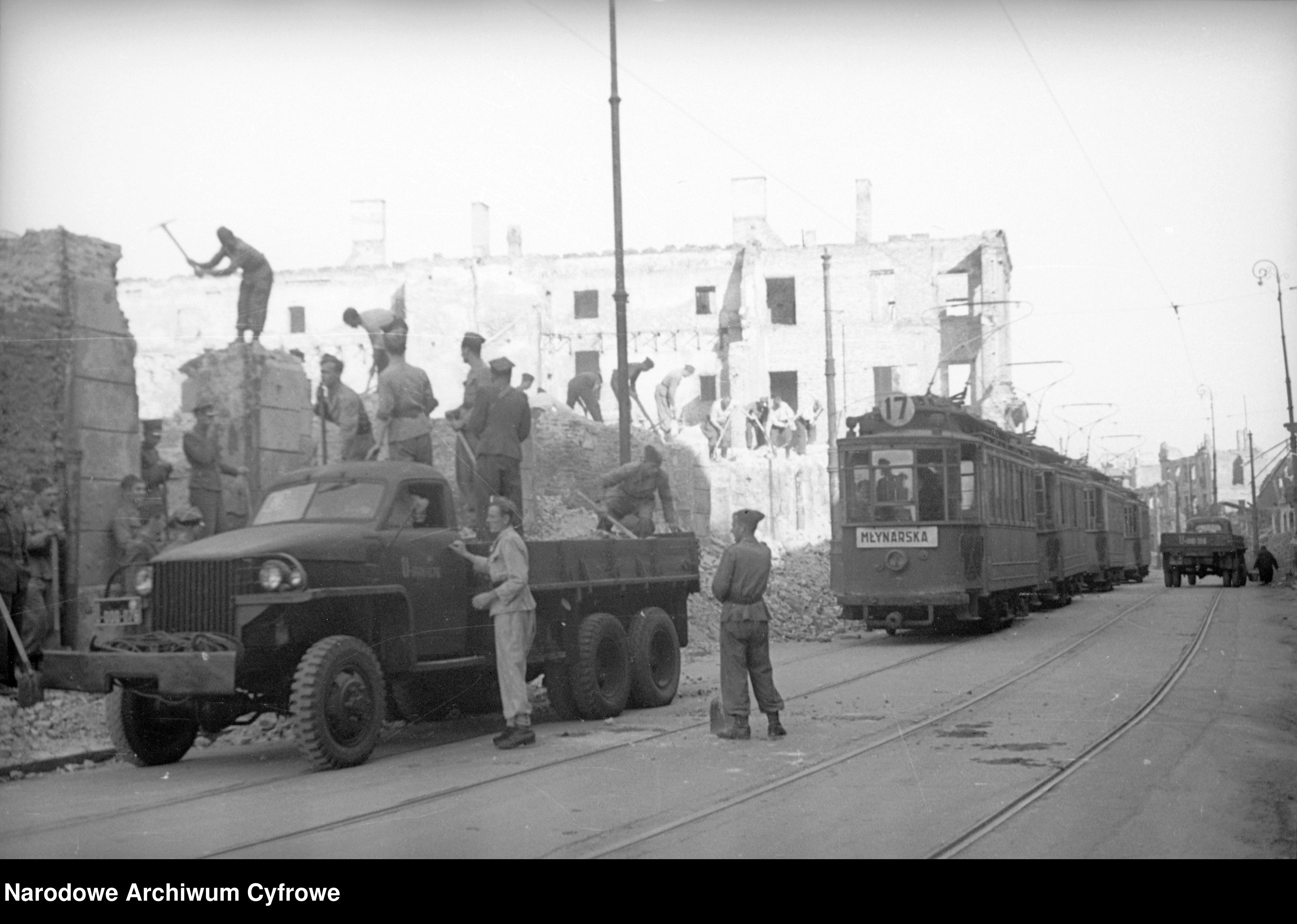 Skan z jednostki: Wojsko przy odbudowie Warszawy i budowie bloku mieszkalnego