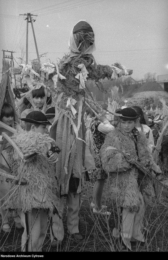 Obraz 20 z jednostki "Obrzęd topienia Marzanny w Dunajcu"