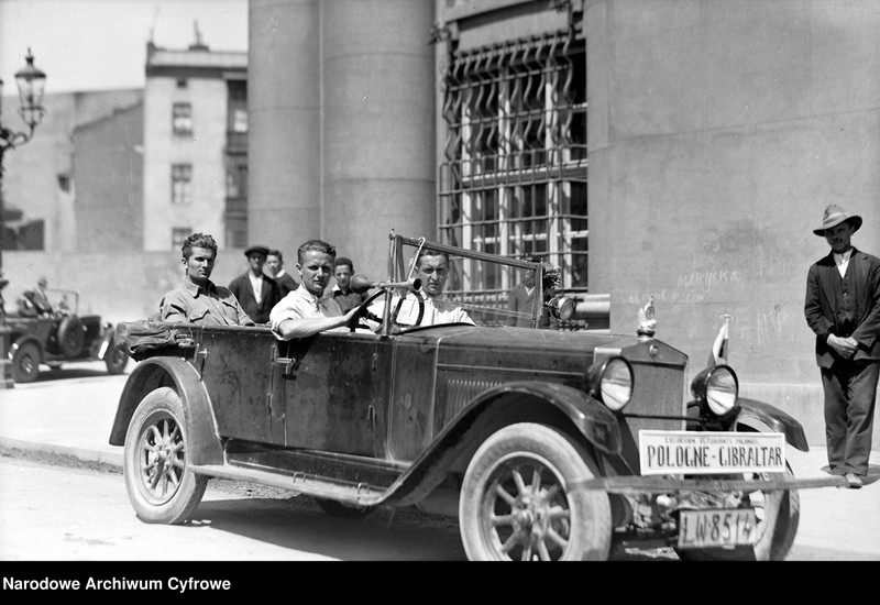 image.from.unit.number "Studenci lwowscy Janisław Kamieński, Janusz Walczak i Lesław Socha, którzy odbyli podróż na trasie Polska-Gibraltar"