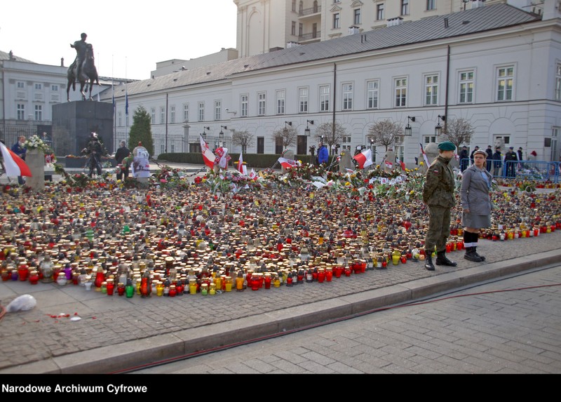 Obraz 3 z jednostki "Trzeci dzień żałoby narodowej w Warszawie po katastrofie lotniczej w Smoleńsku"