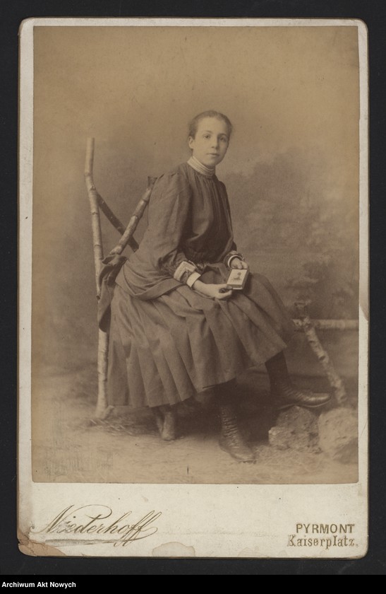 image.from.unit.number "Krewni, przyjaciele i znajomi H. Paderewskiej i jej rodziny. Fotografie z dedykacjami, t.III; brak s.15,22,37,39"