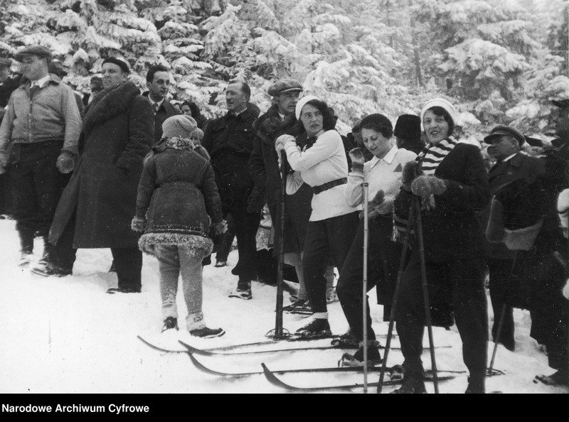 Narciarze pod skocznią.