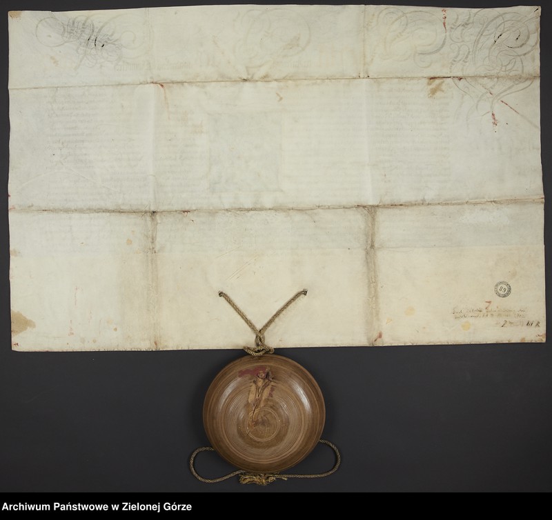 image.from.unit.number "Rudolf II cesarz ustanawia nowy herb dla miasta Żagania, określa jego barwy, nadaje również nową pieczęć i zezwala na używanie przez władze czerwonego wosku."