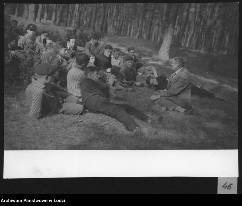 Obraz 2 z jednostki "[Uczniowie wraz z nauczycielem na polanie leśnej]"