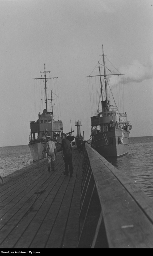 image.from.unit.number "Port Marynarki Wojennej w Gdyni - okręty wojenne w porcie"