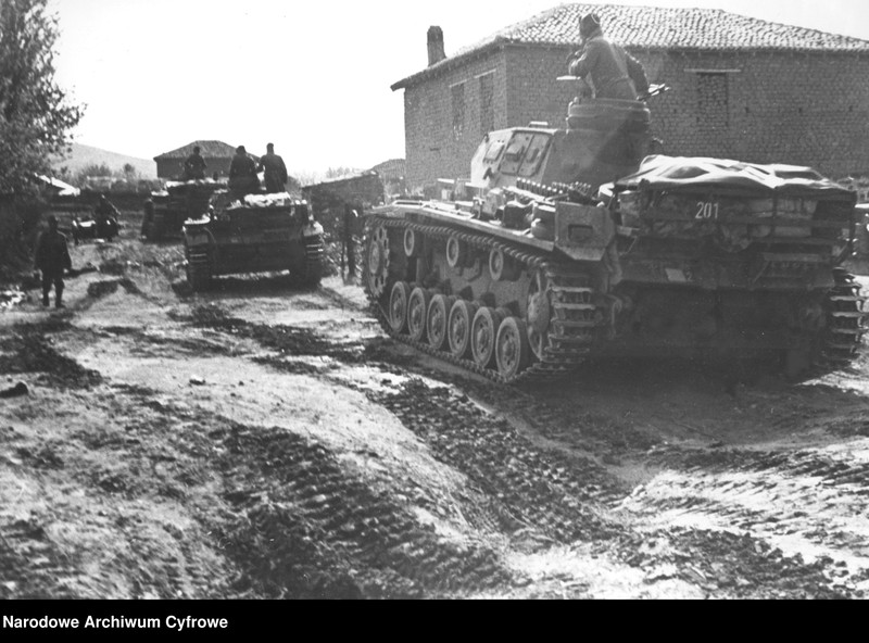 Obraz z jednostki "Czołgi niemieckie w przygranicznej miejscowości między Bułgarią a Grecją"