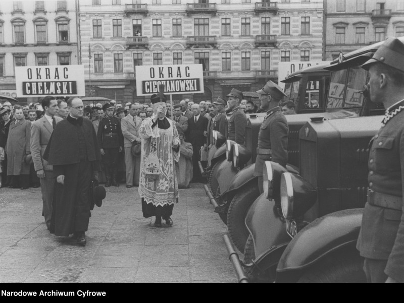 Obraz 2 z jednostki "Przekazanie wojsku 13 samochodów ufundowanego przez Związek Spółdzielni Spożywców RP "Społem" w Warszawie"