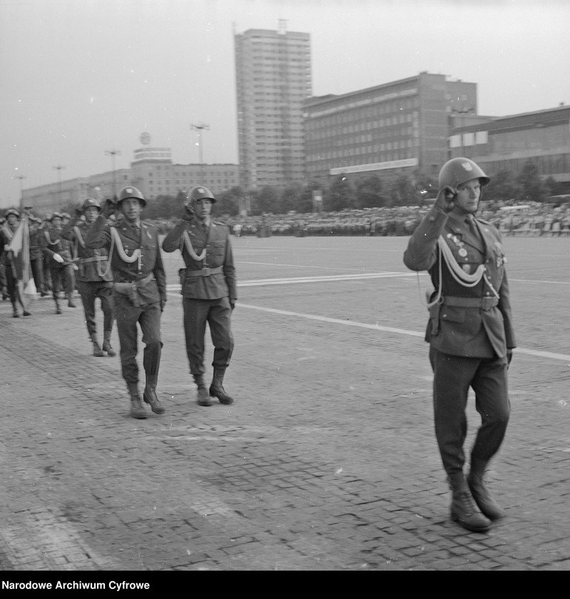 image.from.unit.number "Defilada Tysiąclecia Państwa Polskiego podczas Narodowego Święta Odrodzenia Polski (22 lipca) na pl. Defilad w Warszawie"