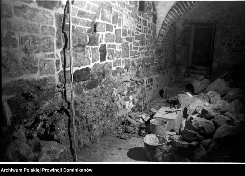 image.from.unit.number "Kraków, klasztor Ojców Dominikanów, krypta pod refektarzem oraz schody przy korytarzu na parterze północnego skrzydła III wirydarza prowadzące do przedsionka ciemnego korytarzyka na I piętrze"