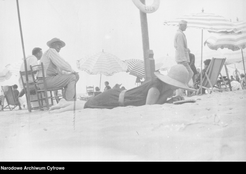 Obraz 10 z jednostki "Wypoczynek rodziny Lis-Olszewskich na plaży w Viareggio"