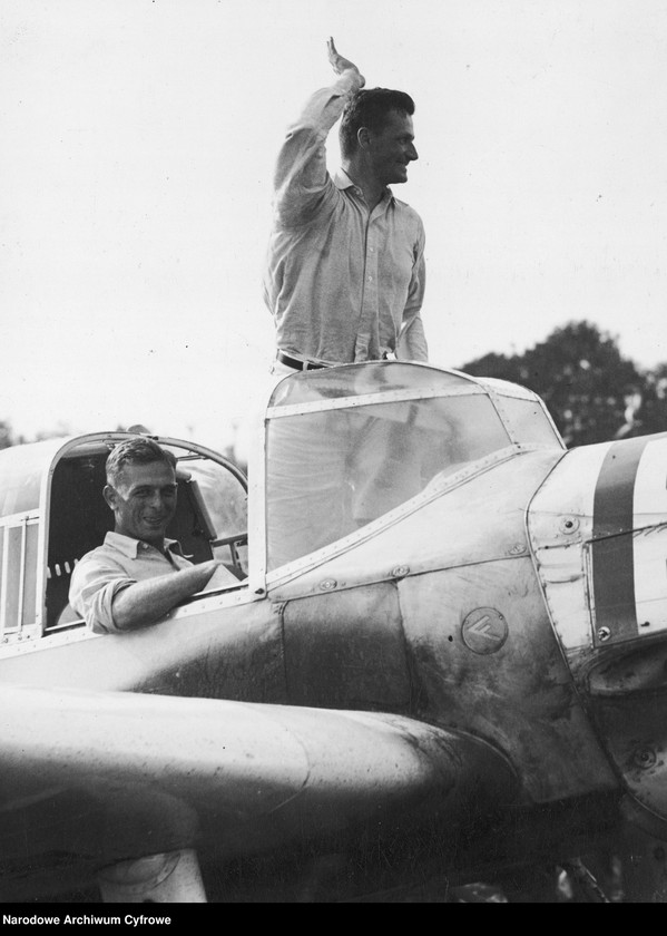 Obiekt Pilot Niemiecki Georg Pasewaldt (stoi) w samolocie Fieseler Fi 97 po odbyciu lotu okrężnego. z jednostki Międzynarodowe Zawody Samolotów Turystycznych (Challenge 1934) w Warszawie