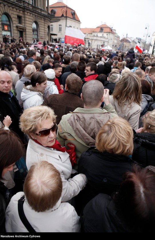 Obraz 5 z jednostki "Drugi dzień żałoby narodowej w Warszawie po katastrofie lotniczej w Smoleńsku"