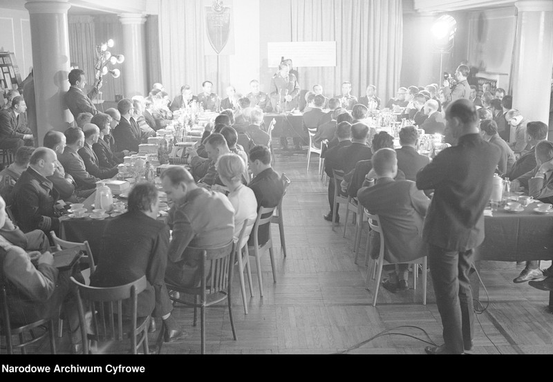 image.from.unit.number "Spotkanie kombatantów II wojny światowej - uczestników szturmu na Berlin - z kierownictwem Ministerstwa Obrony Narodowej w redakcji "Żołnierza Wolności" oraz w siedzibie Związku Bojowników o Wolność i Demokrację w Warszawie "