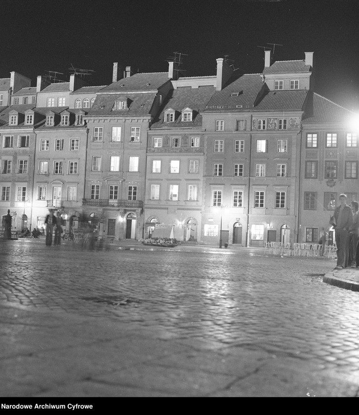 image.from.unit.number "Stare Miasto w Warszawie nocą"