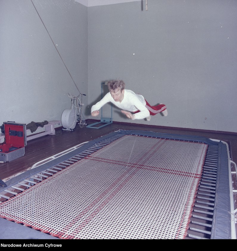 image.from.unit.number "Mirosław Hermaszewski podczas ćwiczeń na siłowni"