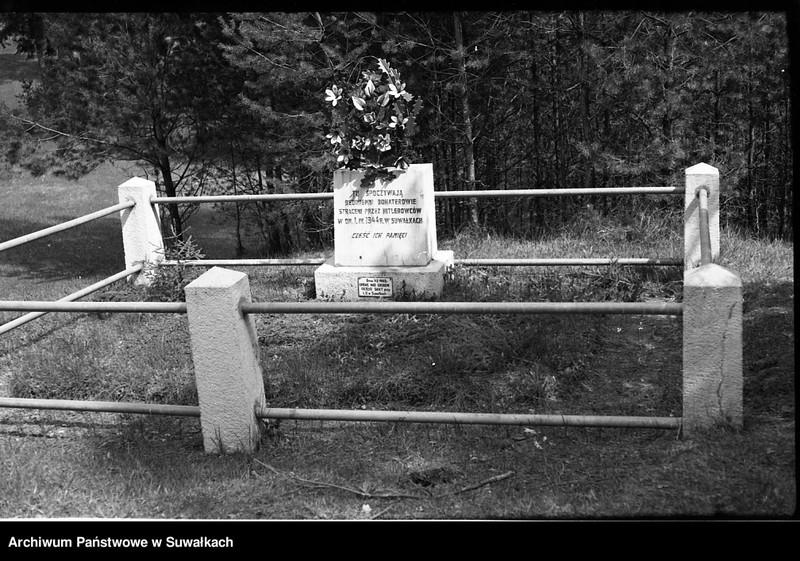 image.from.unit.number "Pomnik w Lesie Szwajcarskim upamiętniający ofiary zbrodni hitlerowskich w kwietniu 1944 roku."